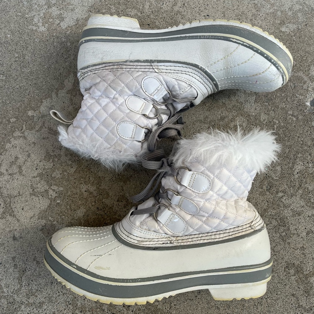Stylish Quilted Winter Boots with Faux Fur